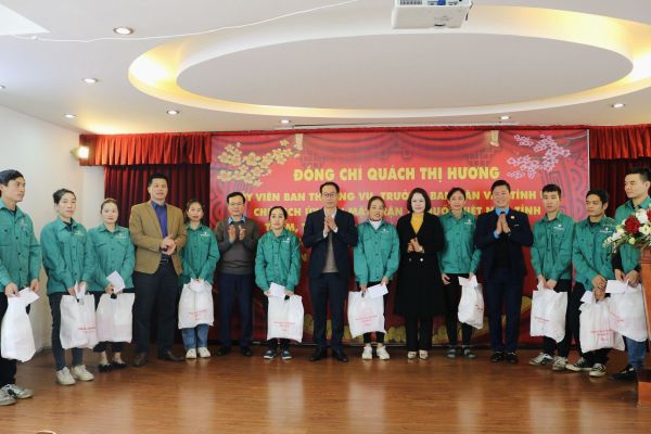 Members of Hung Yen provincial party visit and present New Year gifts to employees of Stavian Chemical
