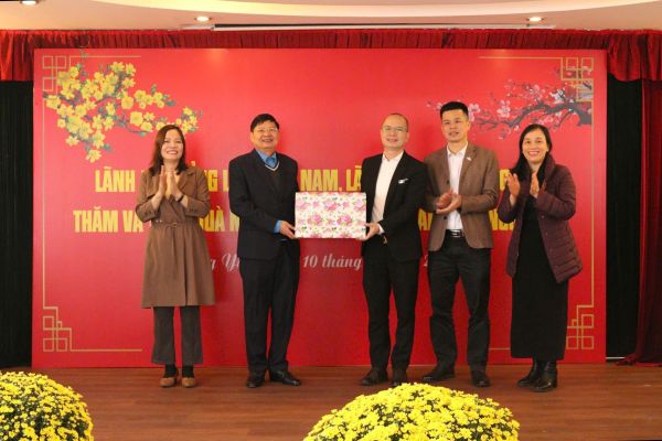 Leaders of the Vietnam General Confederation of Labour and Hung Yen Province visit and present Tet Gifts to Stavian Chemical’s employees on the occasion of the Lunar New Year 2026