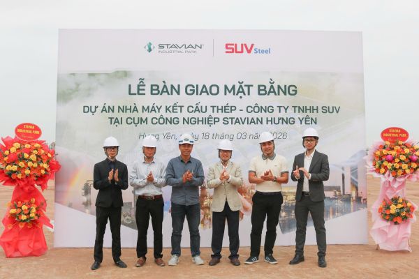 Stavian Hung Yen Industrial Cluster signs land sublease contract and hands over land to investors